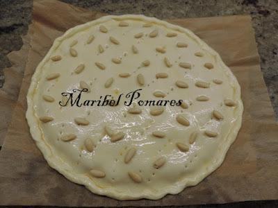 Hojaldre con cabello de ángel y piñones.