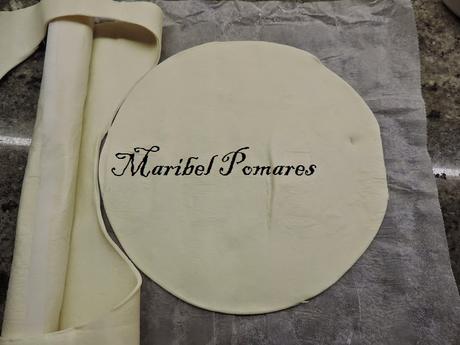 Hojaldre con cabello de ángel y piñones.