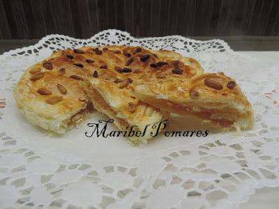 Hojaldre con cabello de ángel y piñones.