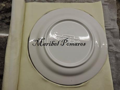 Hojaldre con cabello de ángel y piñones.