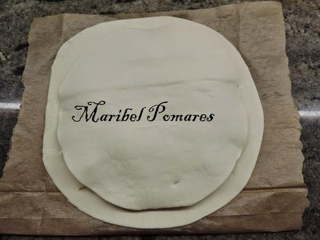 Hojaldre con cabello de ángel y piñones.