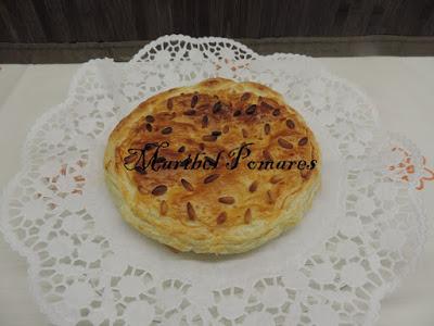 Hojaldre con cabello de ángel y piñones.