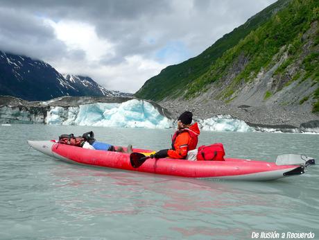 kayak-en-un-lago-glaciar-Alaska