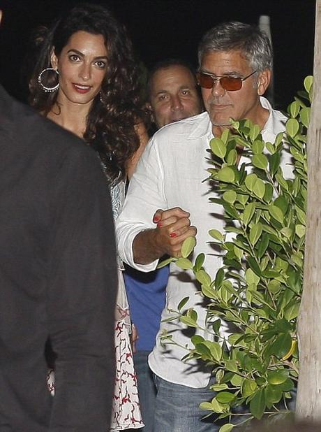 Amal Clooney,de Stella McCartney, fiesta y negocios en Ibiza