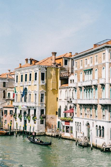 Venezia-Collage_On_The_Road-Suede_Mini_Skirt-Striped_top-Outfit-Street_Style-10