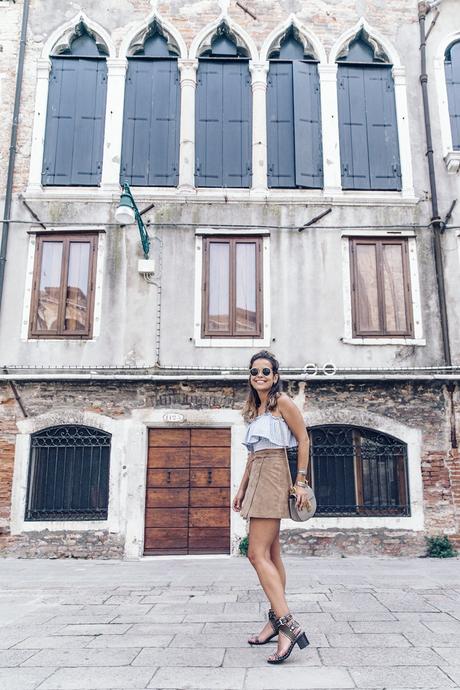 Venezia-Collage_On_The_Road-Suede_Mini_Skirt-Striped_top-Outfit-Street_Style-40