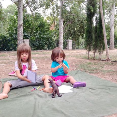 Luna Mar dibujando en el campo