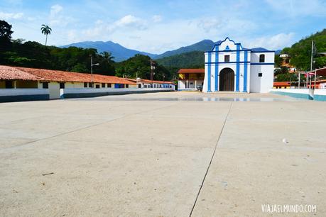 y en el patio de su iglesia, se seca el mejor cacao del mundo