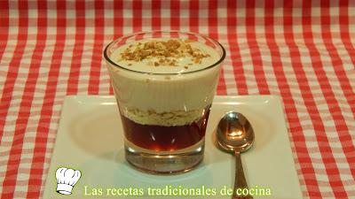 Postre de yogur con fresas