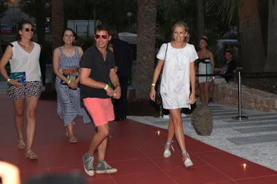 George Clooney y Amal derrochan simpatía en Ibiza