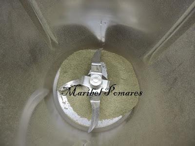 Preparando de hierbas para aliñar carne, verduras, salsas.