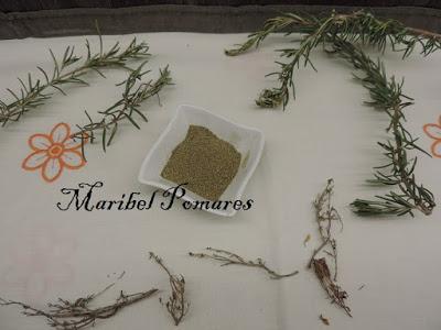 Preparando de hierbas para aliñar carne, verduras, salsas.