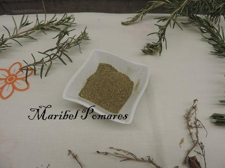 Preparando de hierbas para aliñar carne, verduras, salsas.