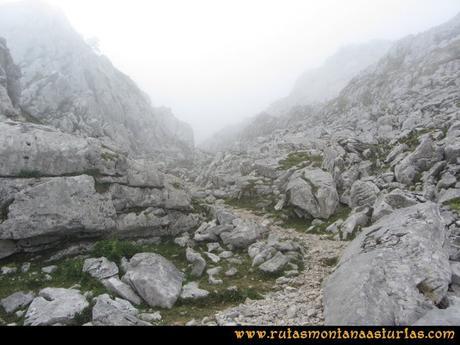 Mirador de Ordiales y Cotalba: Sendero entre caliza