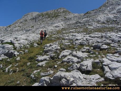 Mirador de Ordiales y Cotalba: Saliendo del refugio en dirección al Cotalba