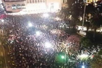 El estallido social: fuerte cacerolazo y masiva marcha ,hicieron sonar ollas, cacerolas y mas.