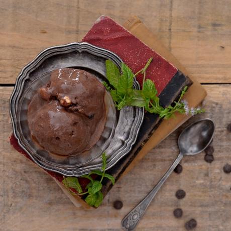 HELADO DE CHOCOLATE, ARÁNDANOS AZULES, ALMENDRAS Y AVELLANAS