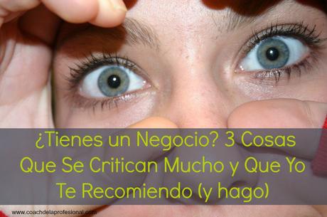 mujer con ojos muy abiertos