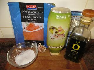 ROLLITOS DE SALMÓN RELLENOS DE GULAS