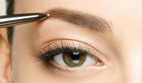 Definir, rellenar y maquillar las cejas puede marcar mucha diferencia en el maquillaje de ojos