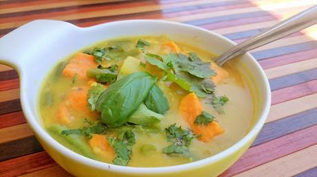 Curry tailandés de judías verdes, batata y piña