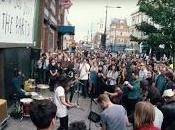 Courtney Barnett monta fiestón plena calle Londres nuevo videoclip