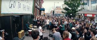 Courtney Barnett monta un fiestón en plena calle de Londres en su nuevo videoclip