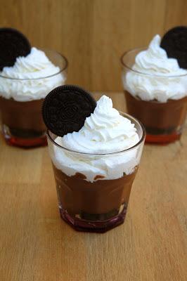 Copas de chocolate con nata y oreo