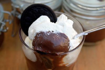 Copas de chocolate con nata y oreo