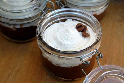 Copas de chocolate con nata y oreo