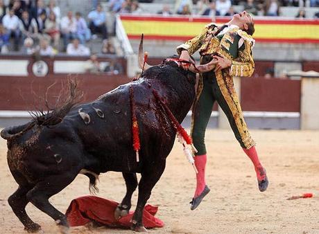 Fotografía de la cogida del torero Israel Sancho que recibió en Las Ventas en el año 2009.Pese al grave pronóstico, fue operado de urgencia y salió con vida.