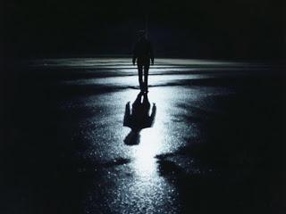 ME PERSIGUE UNA SOMBRA...