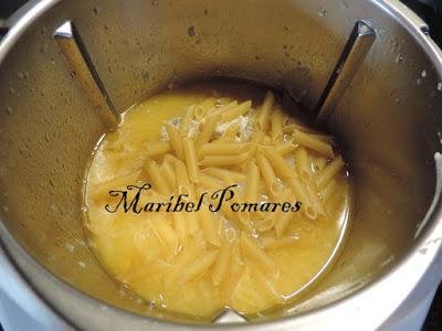 Macarrones con salmón ahumado y salda de champiñon con queso.