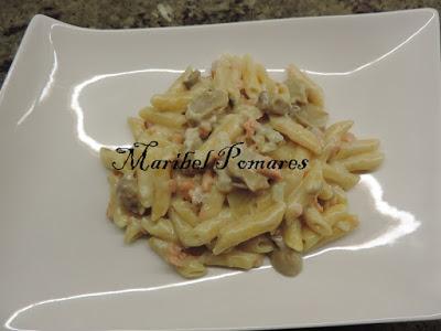 Macarrones con salmón ahumado y salda de champiñon con queso.