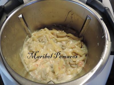 Macarrones con salmón ahumado y salda de champiñon con queso.