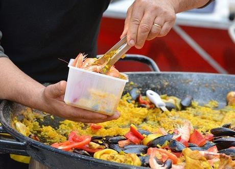 Maridaje veraniego, vino y paella