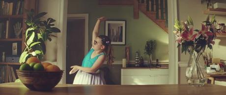 Una pequeña bailarina protagoniza este adorable spot de seguros de hogar