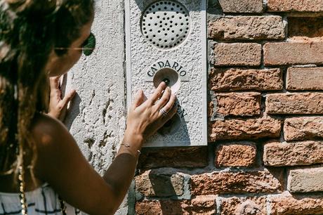 Venezia-Checked_Top-Levis-Floral_Scarf-Scarf_as_Bracelet-Outfit-Black_Espadrilles-Chanel_Vintage-Outfit-Collage_On_The_Road-9