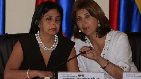 Abucheada canciller Delcy Rodríguez en Colombia