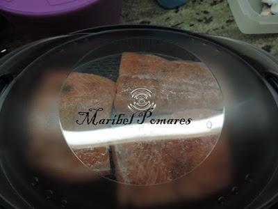 Salmón con patatas y salsa de champiñon con queso.