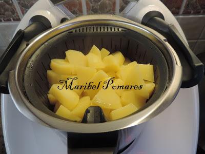 Salmón con patatas y salsa de champiñon con queso.