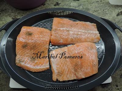 Salmón con patatas y salsa de champiñon con queso.