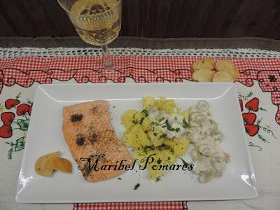 Salmón con patatas y salsa de champiñon con queso.