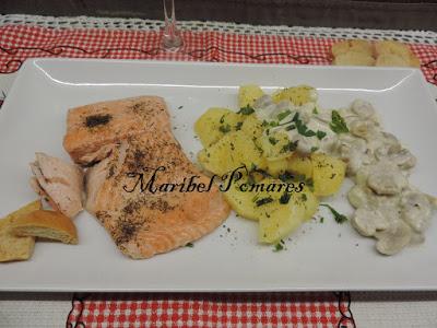 Salmón con patatas y salsa de champiñon con queso.