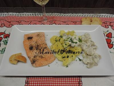 Salmón con patatas y salsa de champiñon con queso.