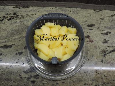 Salmón con patatas y salsa de champiñon con queso.