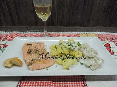 Salmón con patatas y salsa de champiñon con queso.