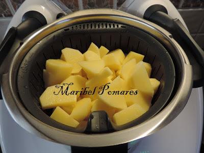 Salmón con patatas y salsa de champiñon con queso.