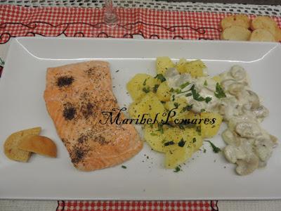 Salmón con patatas y salsa de champiñon con queso.