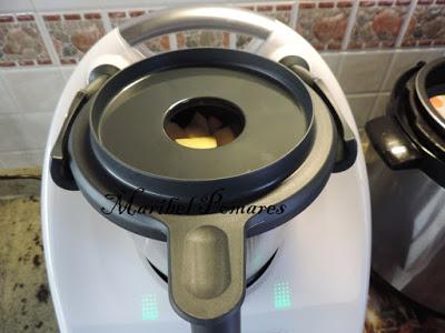 Salmón con patatas y salsa de champiñon con queso.